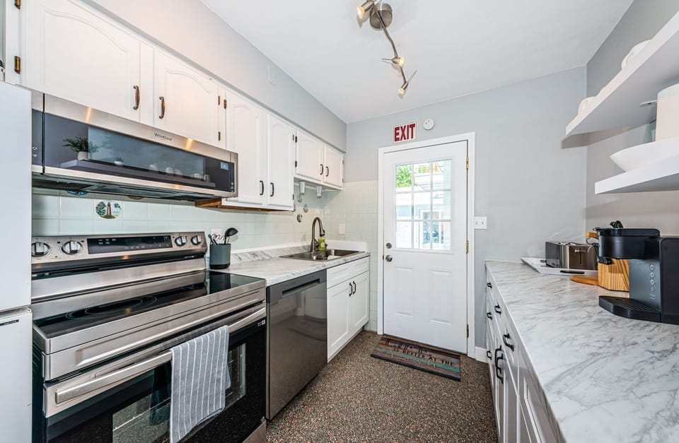 48-web-or-mls-211220Kitchen203