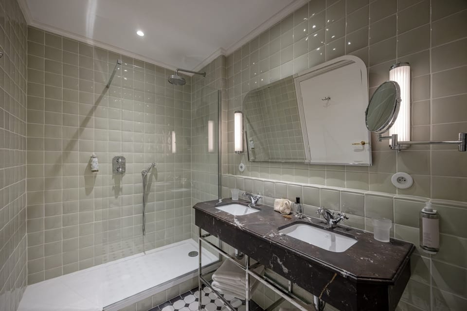 Deluxe Room, 1 Double Bed | Bathroom | Free toiletries, hair dryer, towels