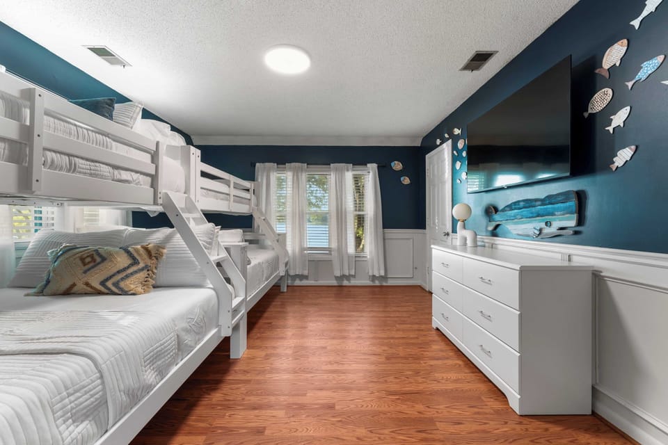 Lakefront Home w/ Game Room & Hot Tub Ponderosa Peninsula by Avantstay Cottage in Mooresville
