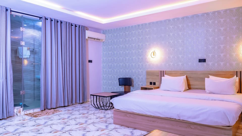 Executive Suite | Desk, laptop workspace, free WiFi
