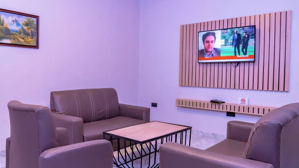 Executive Suite | Desk, laptop workspace, free WiFi