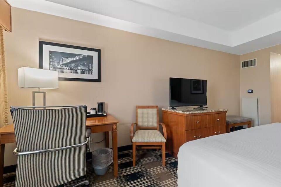 2 Premium Queen-size Beds with high-thread-count Linens, Dedicated Workspace, TV
