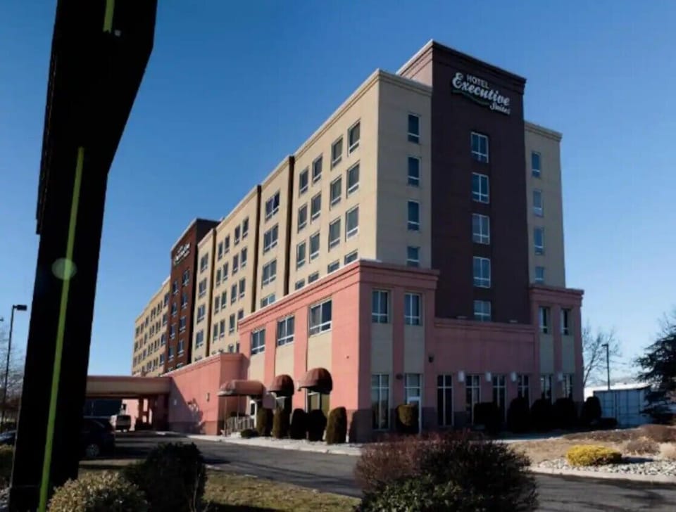 Modern Building with Free On-site Parking and Easy Access - Perfect Location