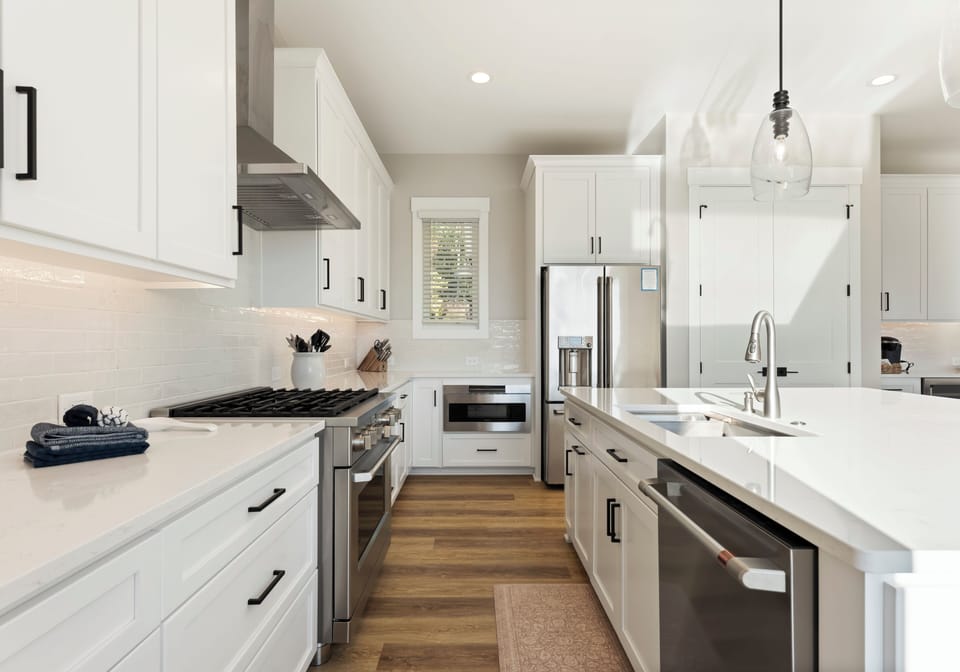 Sensational Sunsets-Fully stocked kitchen with island to prep all your group meals.