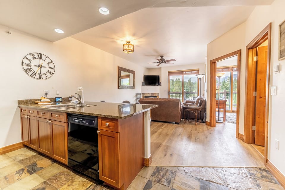 Condo (2 Bedrooms) | Front of property