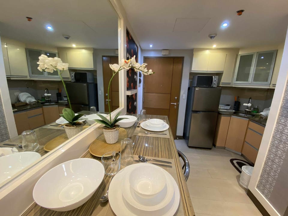 Studio, Balcony, City View | In-room dining