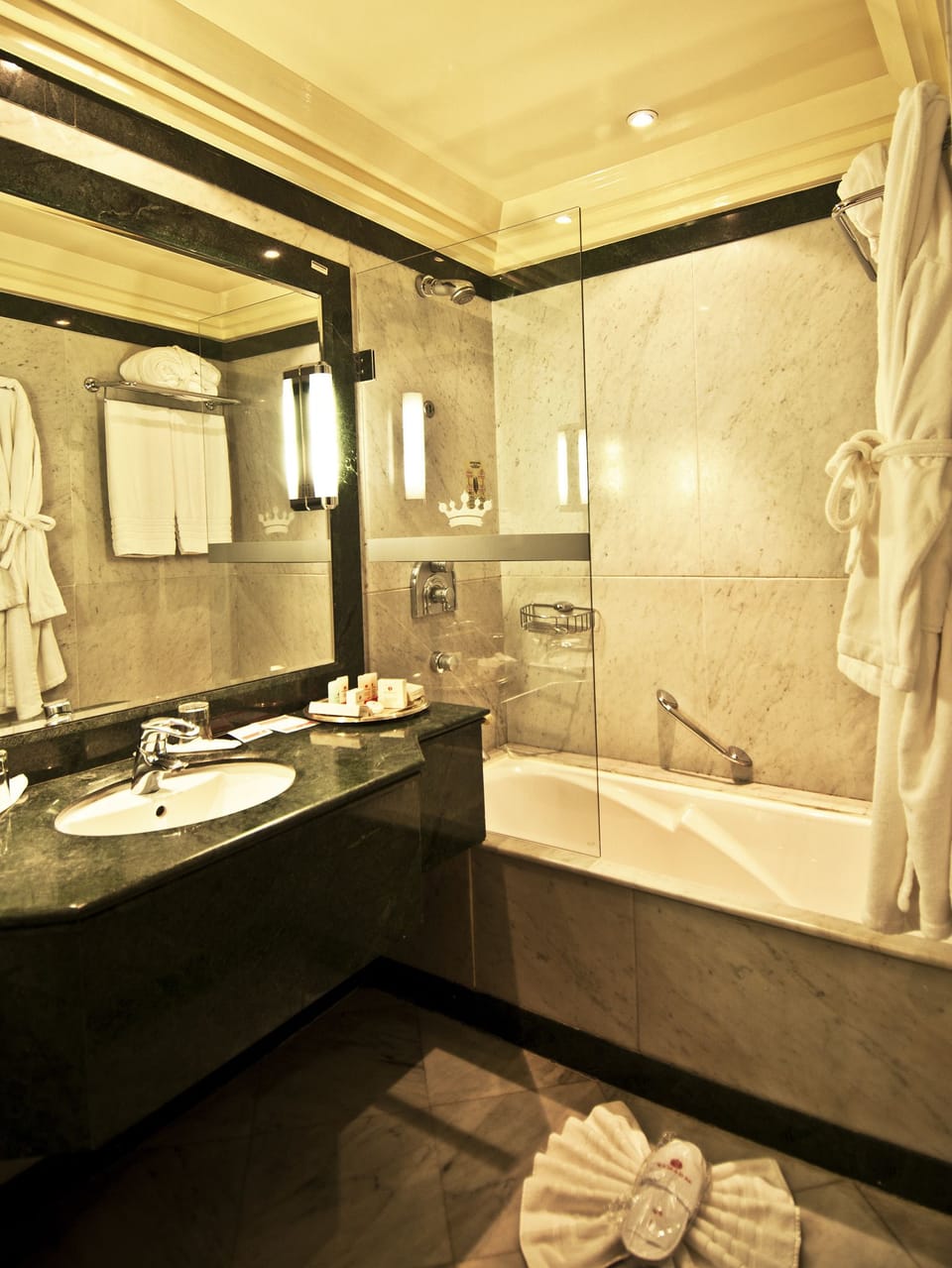 Shower, hair dryer, bathrobes, slippers