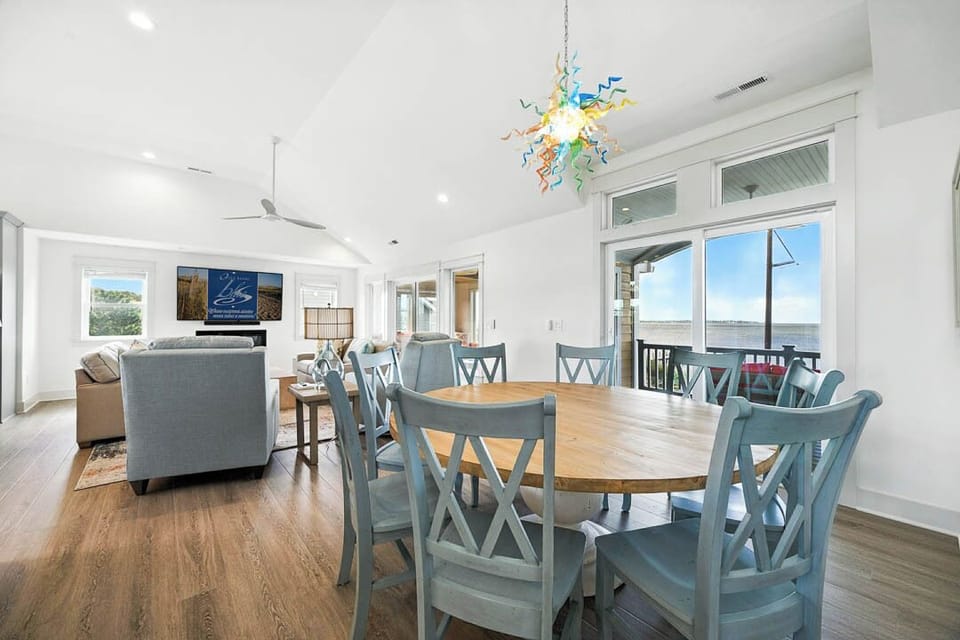 Top-Level Dining Room with Table (seats 8)