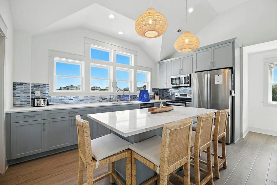 Top-Level Kitchen with Bar (seats 4)