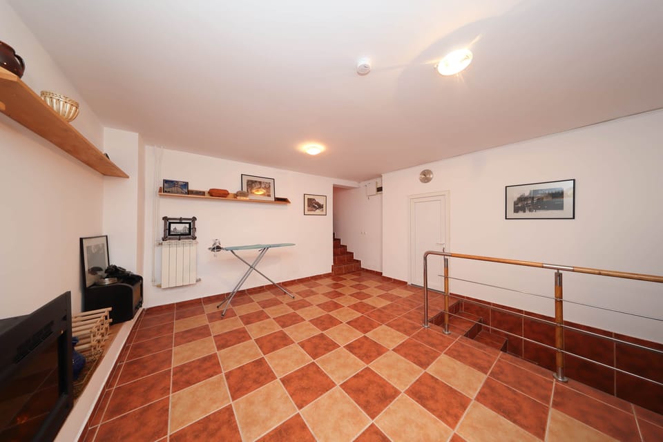 Wine cellar / Ski storage space