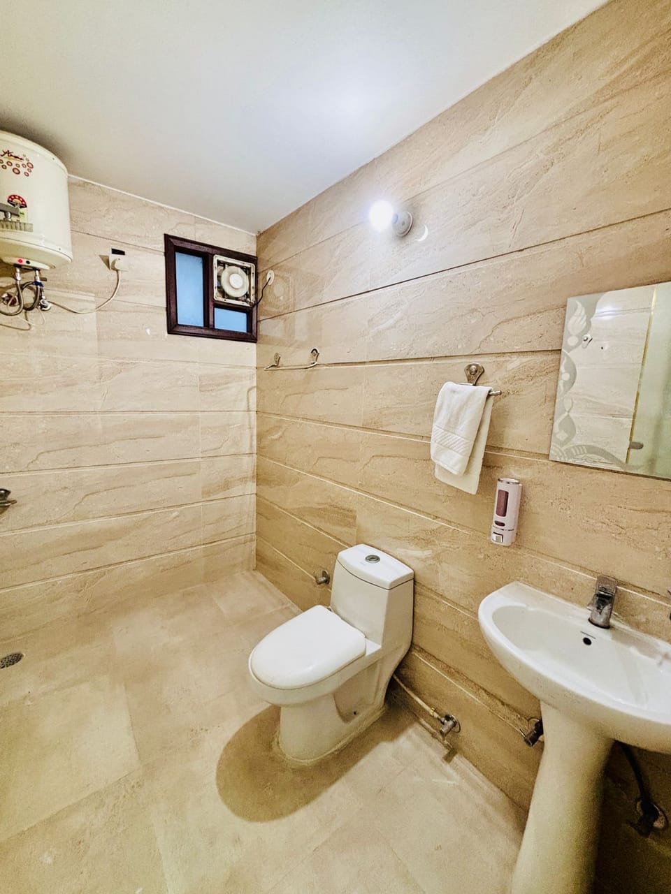 Deluxe Room | Bathroom | Shower, free toiletries, soap, shampoo