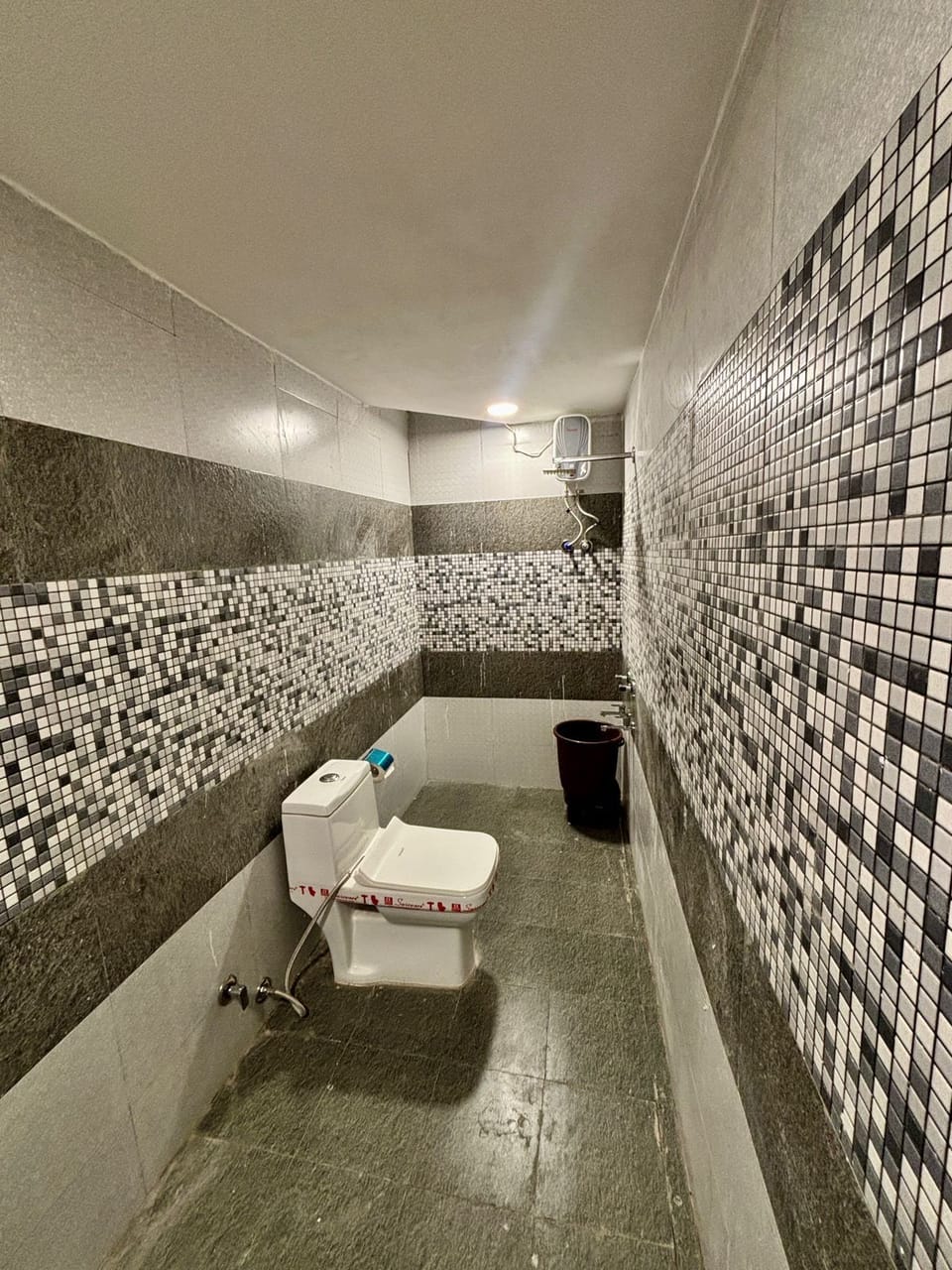 Deluxe Room | Bathroom | Shower, free toiletries, soap, shampoo