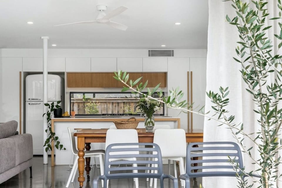 Stylish open plan indoor to outdoor living and dinning areas
