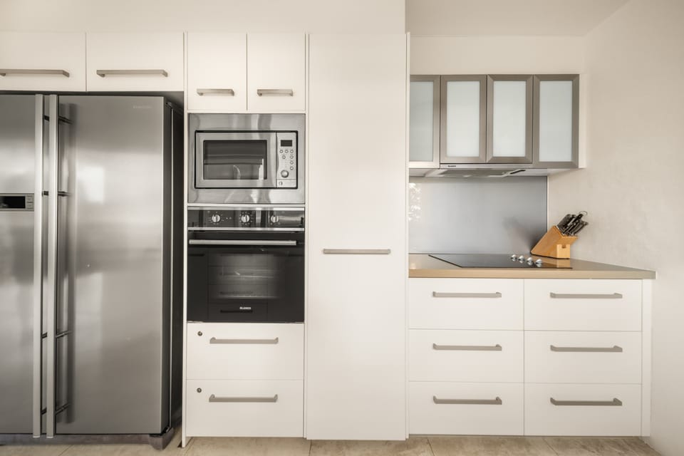 The fully equipped kitchen includes modern appliances