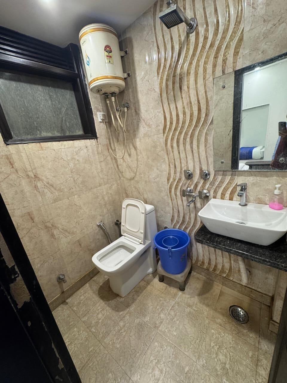 Deluxe Single Room | Bathroom | Shower, towels, soap, shampoo