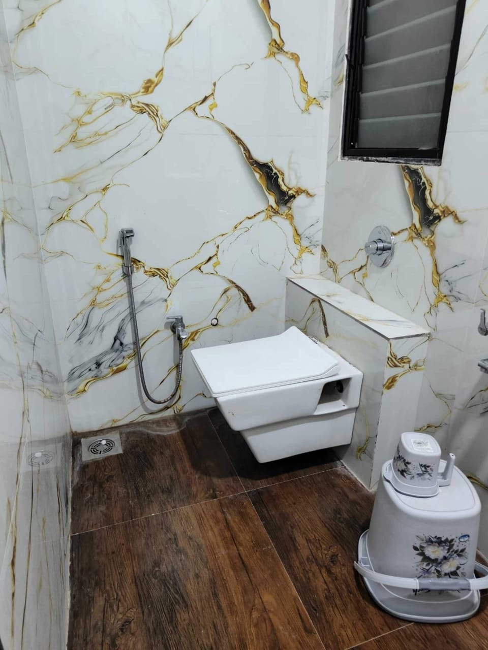 Luxury Room, Air conditioning | Bathroom | Shower, free toiletries, towels, soap