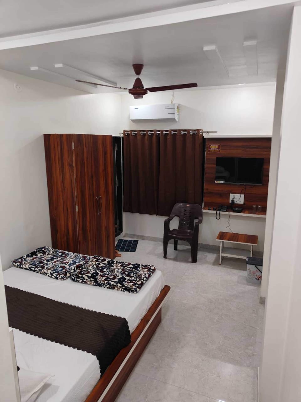 Luxury Room, Air conditioning | Desk, rollaway beds, free WiFi, bed sheets