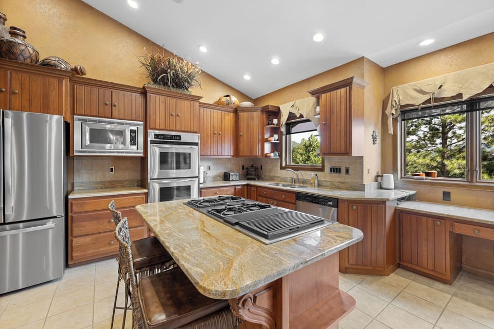 The double oven will make cooking your meals for large groups a breeze. 