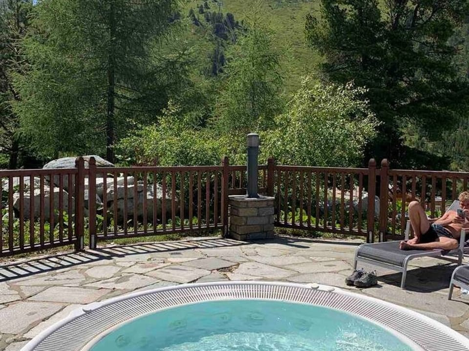 Outdoor spa tub