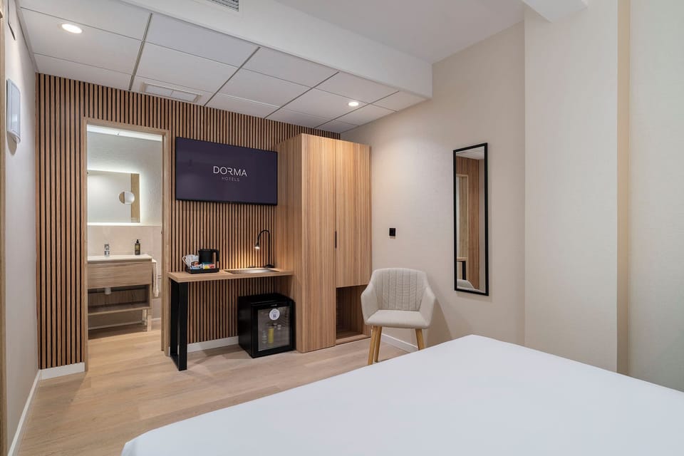 Minibar, WiFi (free), bed sheets