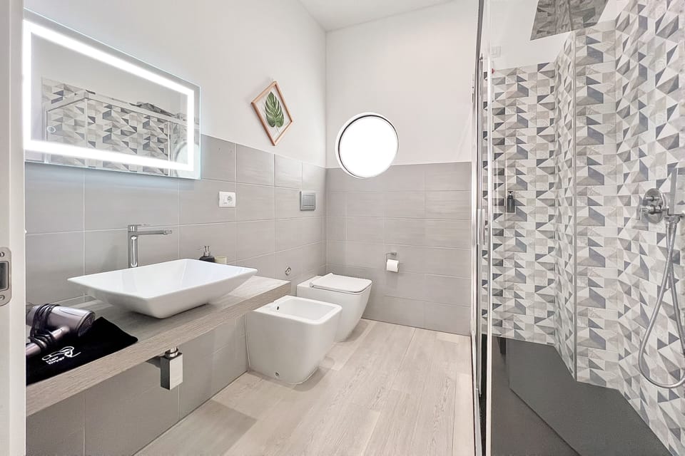 Deluxe Double Room, Balcony, City View | Bathroom | Bathrobes, bidet
