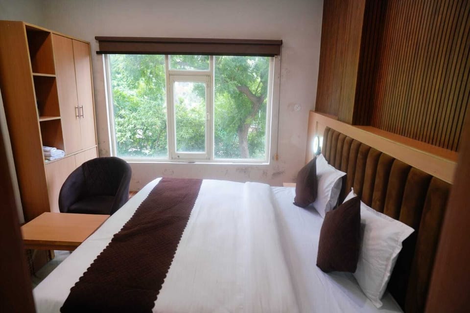Desk, laptop workspace, free WiFi, bed sheets