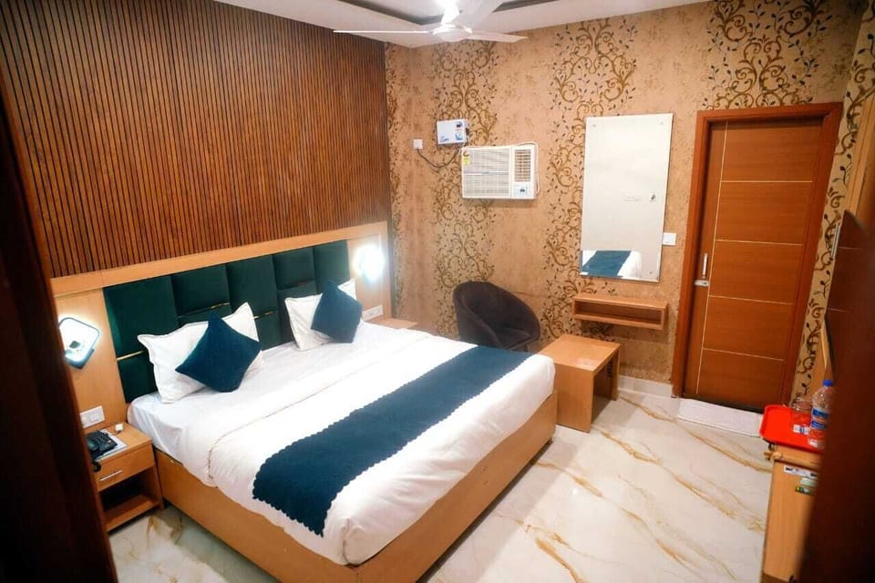 Desk, laptop workspace, free WiFi, bed sheets