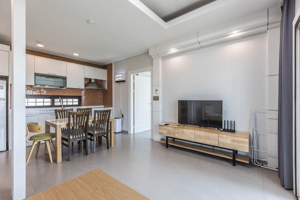 Ocean Suite Twin | Living area | 40-inch Smart TV with cable channels, heated floors