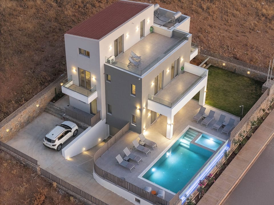 The luxurious Villa Mino Mare with its private parking