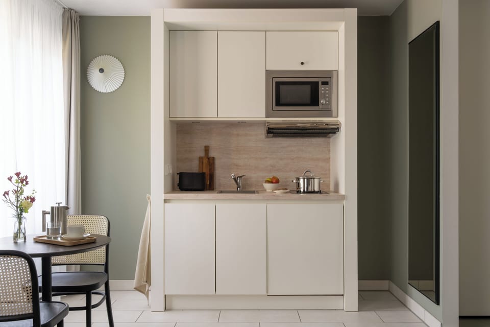 Comfort Studio | Private kitchen | Fridge, microwave, stovetop, cookware/dishes/utensils