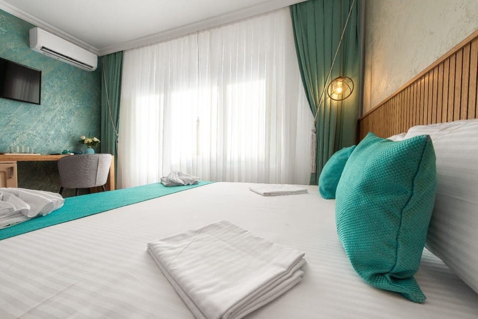 Deluxe Double Room, Balcony, Courtyard View | Soundproofing, iron/ironing board, free WiFi