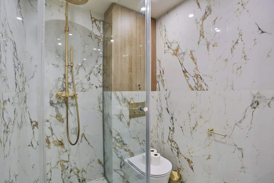 Salle de bain avec toilette