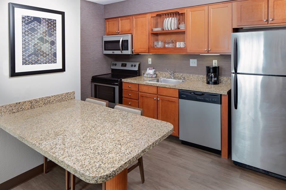 Full-size fridge, microwave, oven, stovetop