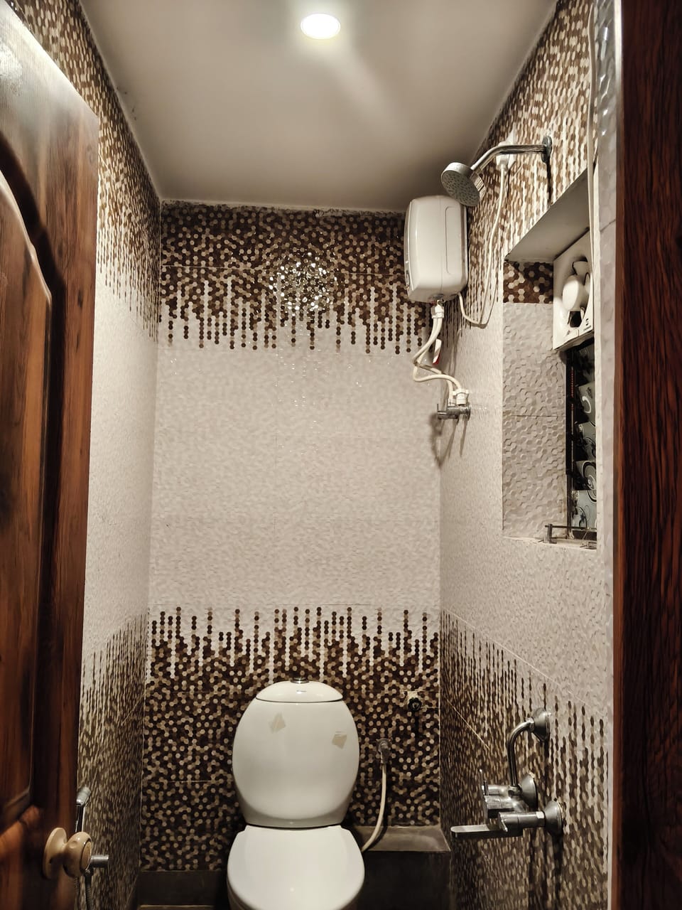 Deluxe Room, 1 Queen Bed | Bathroom