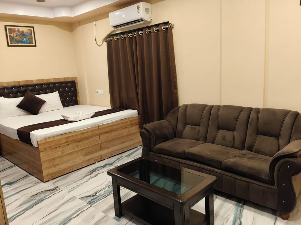 Deluxe Room, 1 Queen Bed | Living area | TV