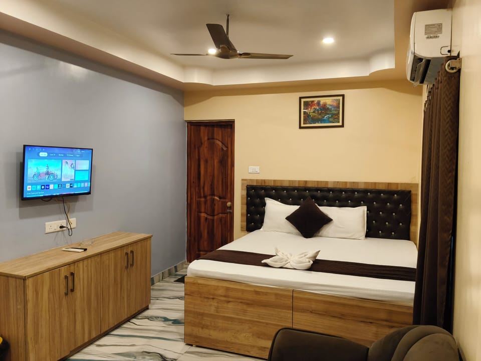 Deluxe Room, 1 Queen Bed | Soundproofing, free WiFi