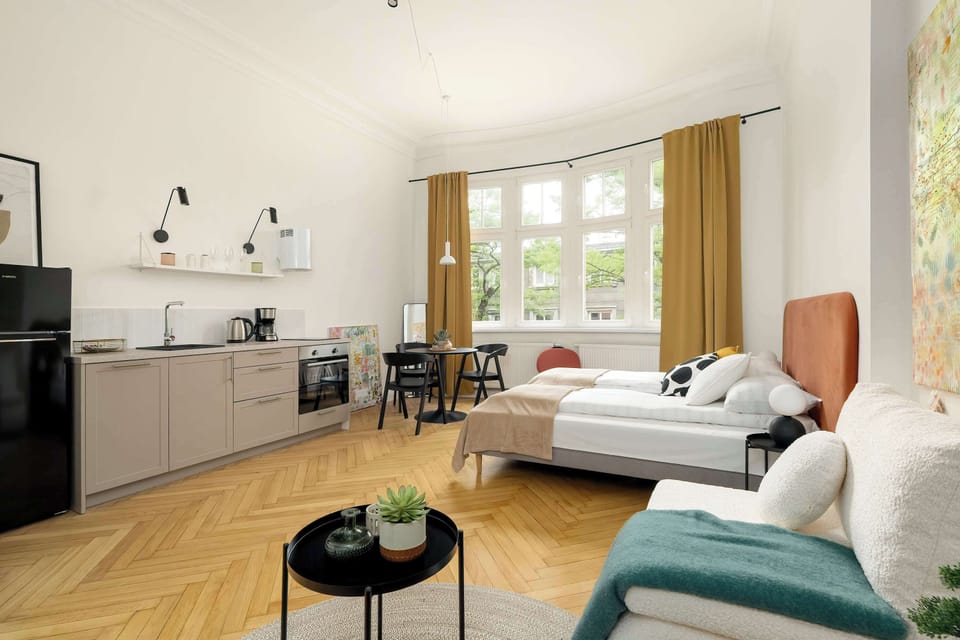 The open layout connects the living area with the kitchen, creating a comfortable space for spending time together.