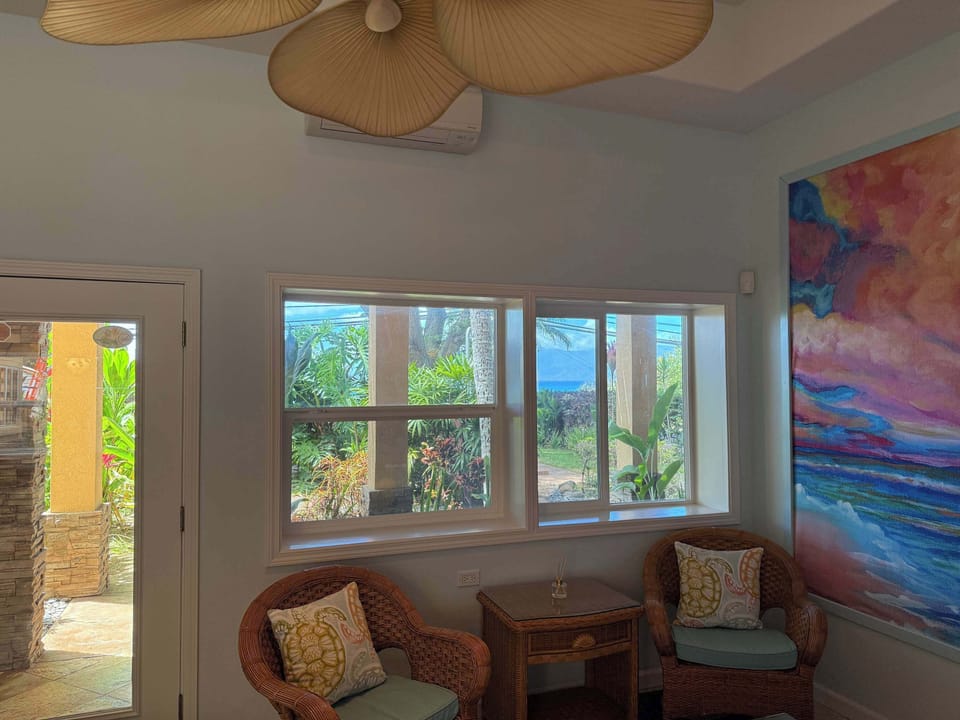 Lobby - Lounge in the common area - relax with ocean & garden views amongst vibrant artwork created by local artists. 