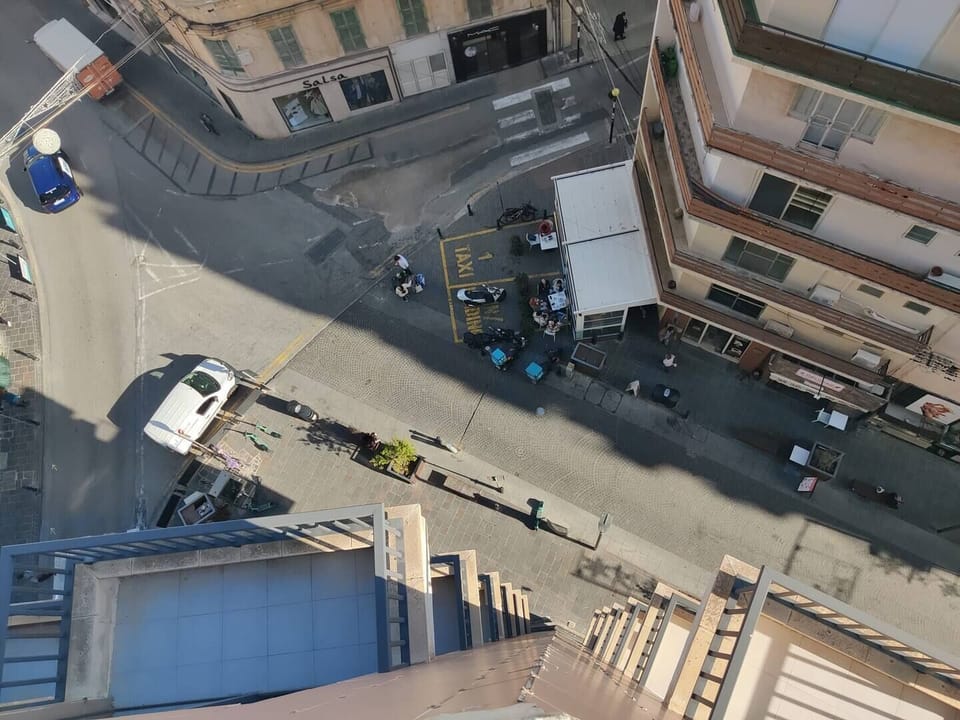 Cafes, Shopping, etc, all at hand