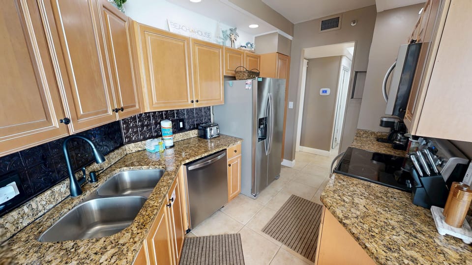 Condo, 3 Bedrooms | Private kitchen | Fridge, oven, coffee/tea maker, toaster