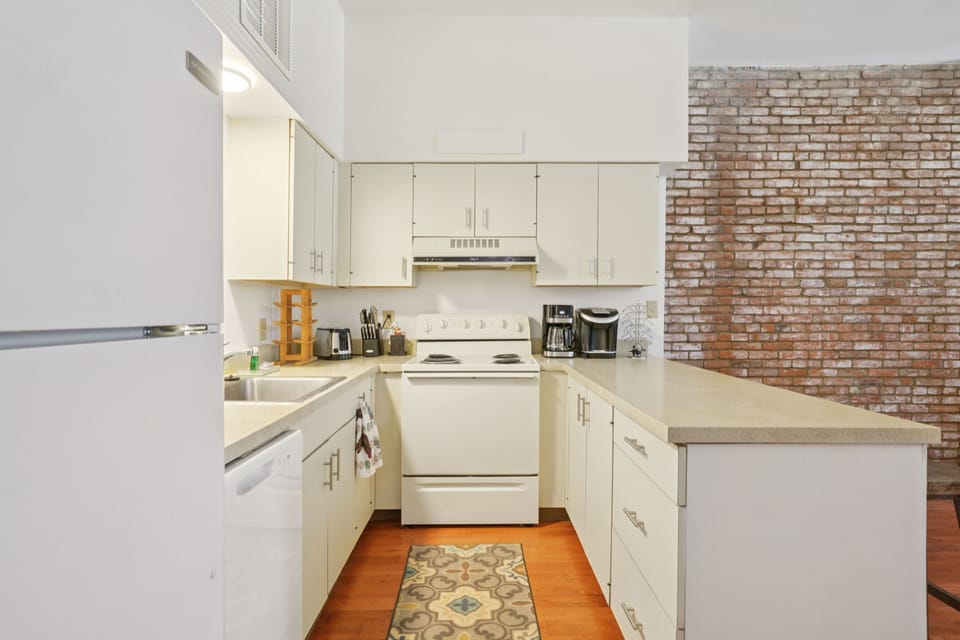 Apartment, 1 Bedroom | Private kitchen | Fridge, oven, coffee/tea maker, toaster