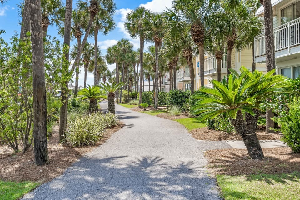 Condo, 2 Bedrooms | Property grounds
