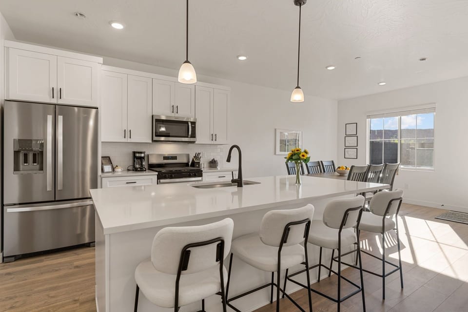 Townhome, 4 Bedrooms | Private kitchen | Fridge, oven, coffee/tea maker, toaster