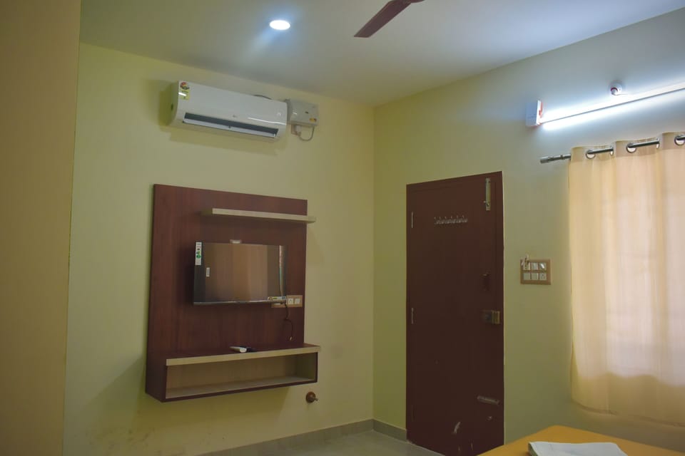 Deluxe Double Room, Balcony, Pool View | Desk, WiFi (free), bed sheets