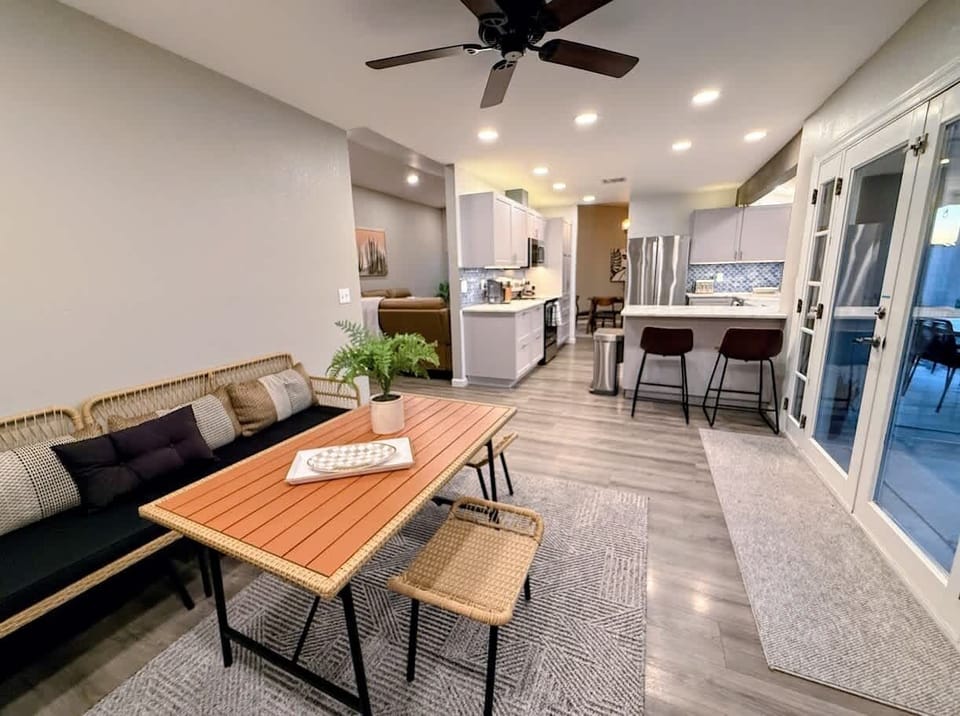 Another dining area poolside.