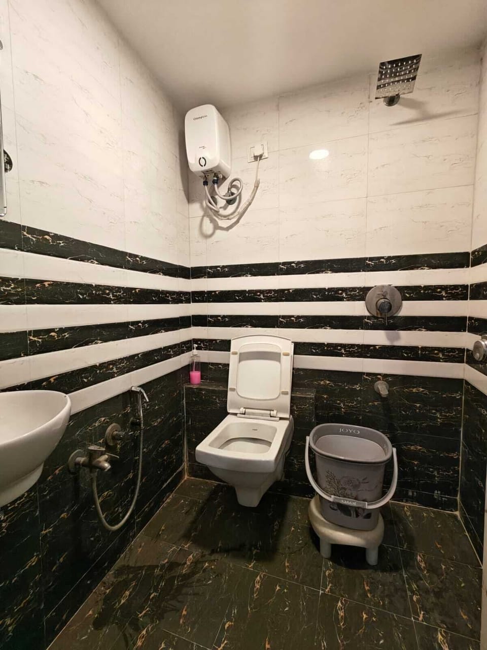 Deluxe Double Room, City View | Bathroom | Slippers