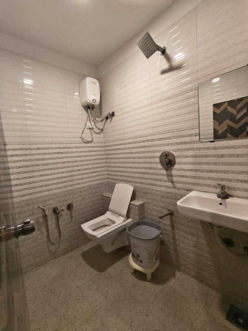 Deluxe Double Room, City View | Bathroom | Slippers