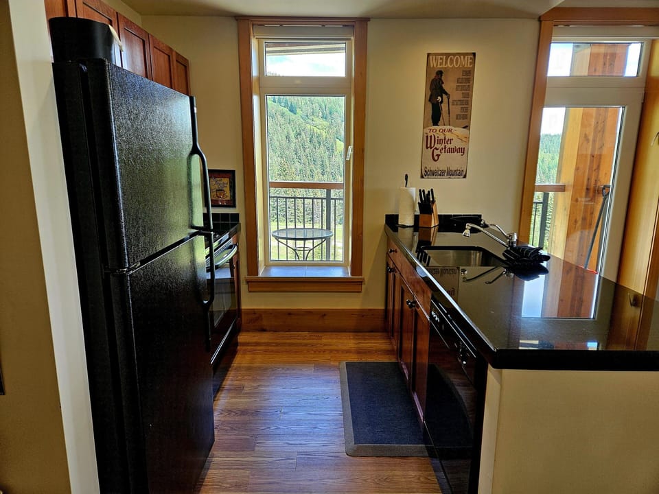 Floor, Flooring, Hardwood, Indoors, Appliance