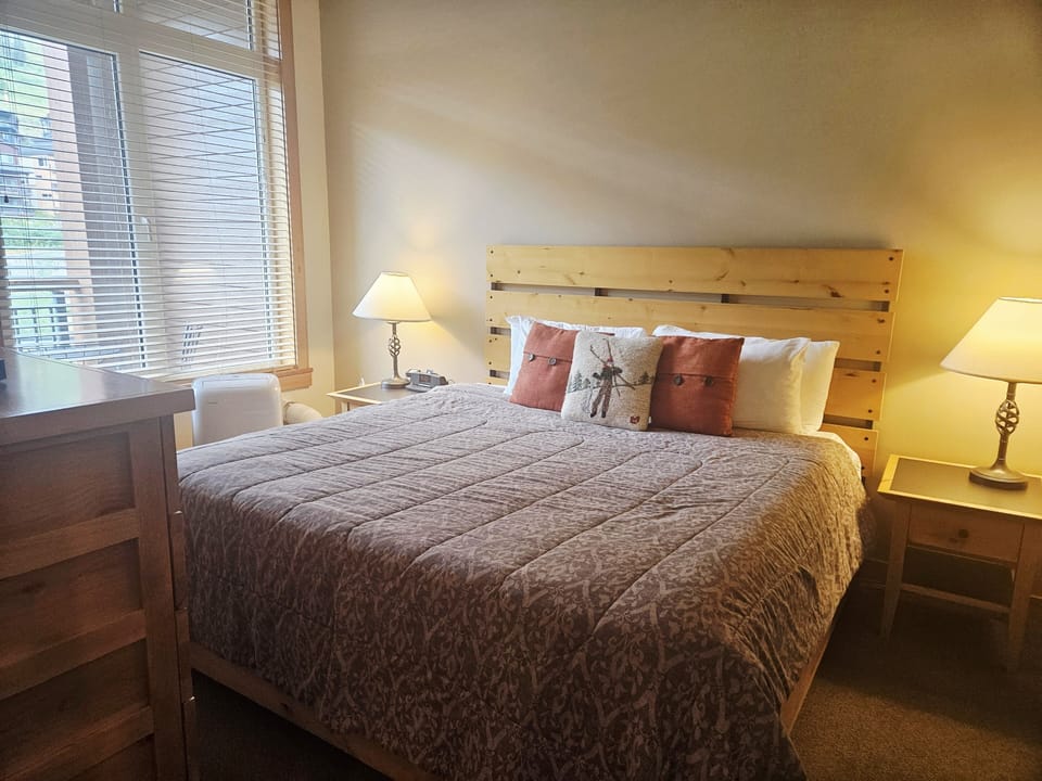 Indoors, Home Decor, Bed, Furniture, Lamp