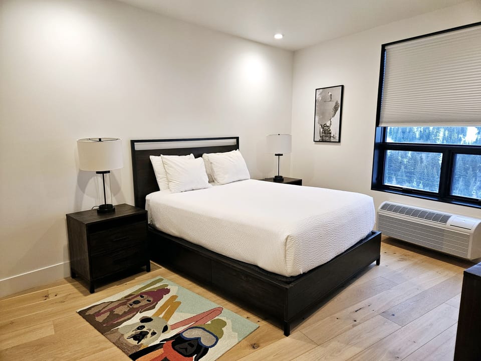 Home Decor, Indoors, Lamp, Rug, Bed